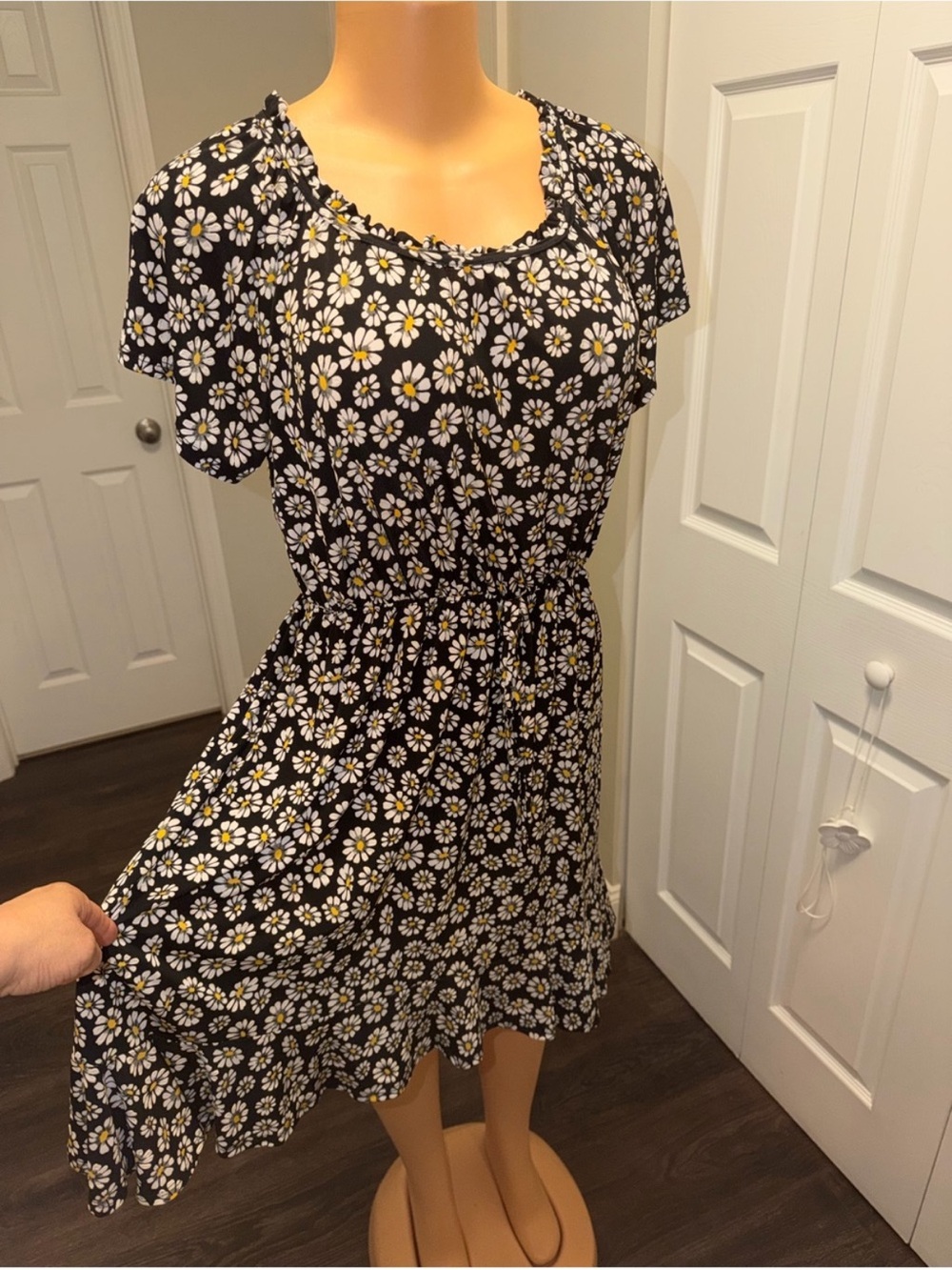 SJS Black Daisy Print Short Sleeve Smocked Waist Dress size M